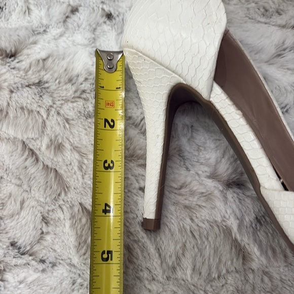 Juicy Couture White Stiletto Heel (SINGLE SHOE) with Ornate Pattern. Size 8 - Picture 7 of 10
